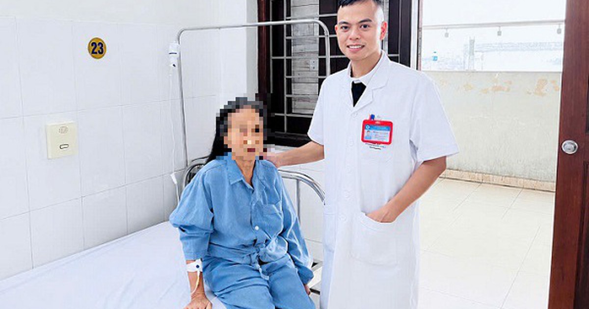 Uống thuốc nam hơn 10 năm, cụ bà mang khối sỏi thận khổng lồ như ‘củ gừng’