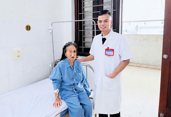 z7925454338123881252bd783750c70dbda8c31cfb7817-1781228202466358098593 Uống thuốc nam hơn 10 năm, cụ bà mang khối sỏi thận khổng lồ như ‘củ gừng’- Ảnh 1.
